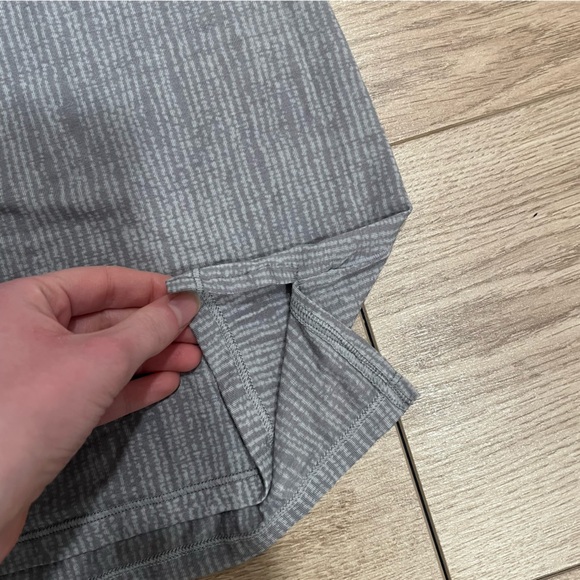 Lululemon Women’s V Back Rolled Short Sleeve T-shirt Size 8 - Picture 6 of 6